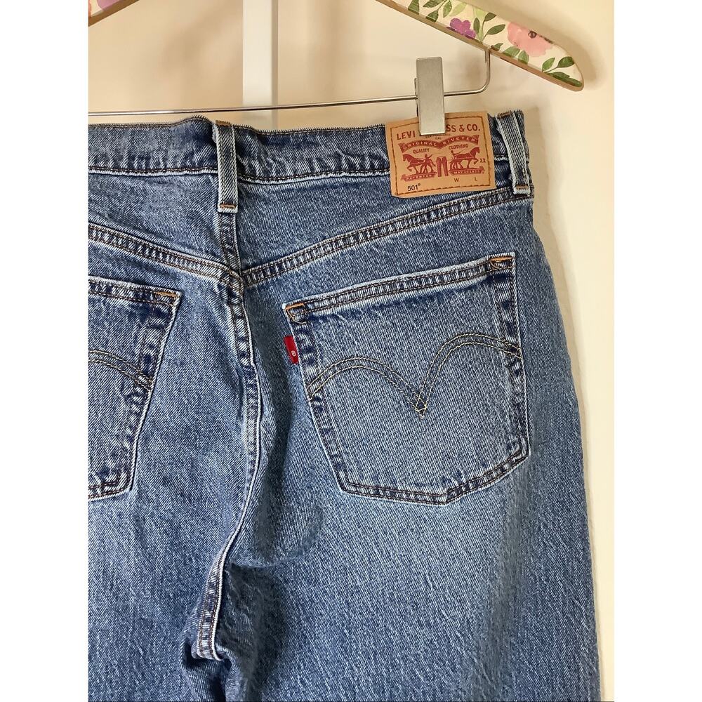 Levi's Women's 31 Medium Wash 501 Straight Fit Cropped Jeans Classic 90s U6-7 - Picture 6 of 9
